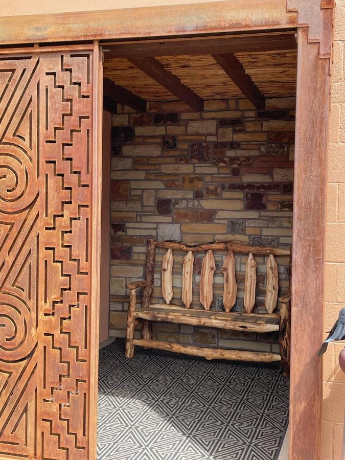 Stone Lizard Lodge Бландинг Екстериор снимка