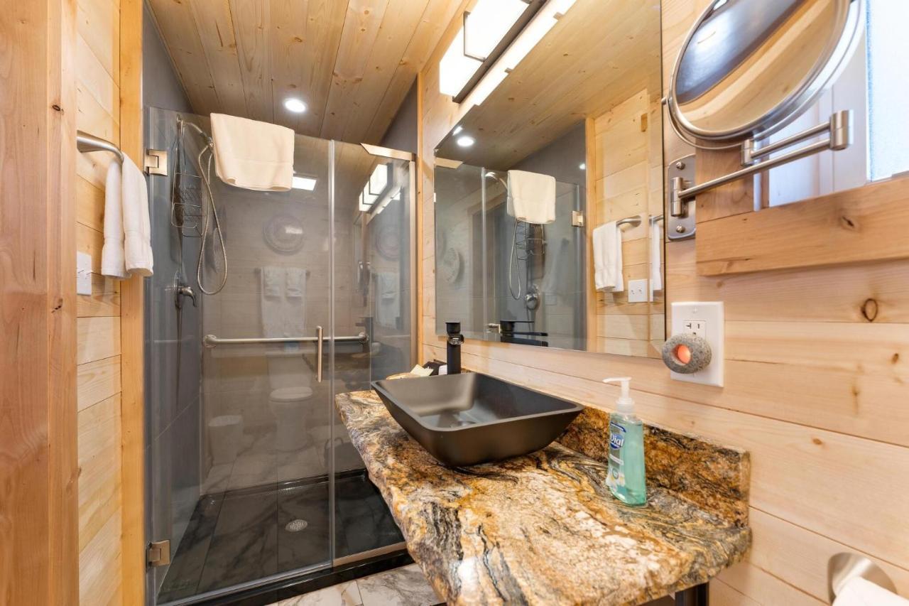 Stone Lizard Lodge Бландинг Екстериор снимка