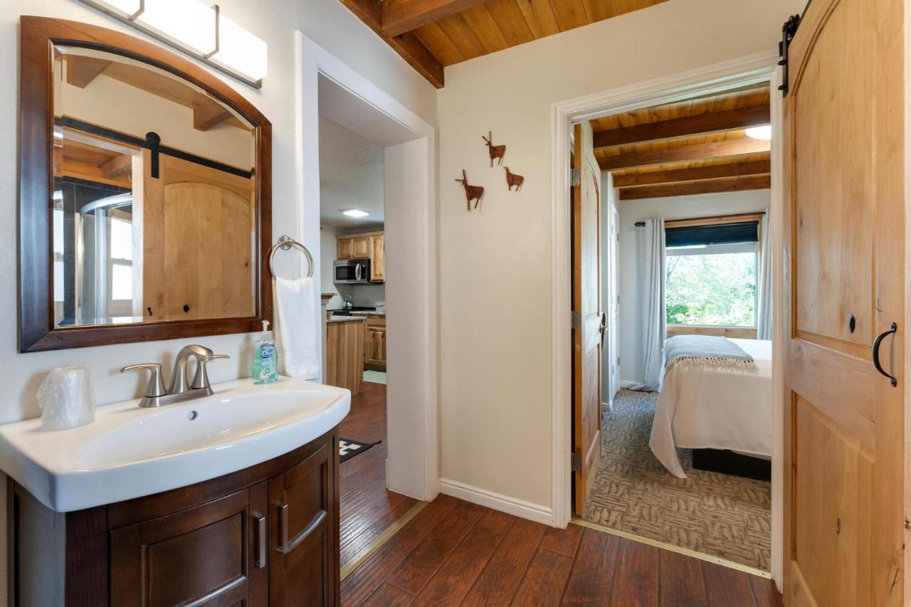 Stone Lizard Lodge Бландинг Екстериор снимка