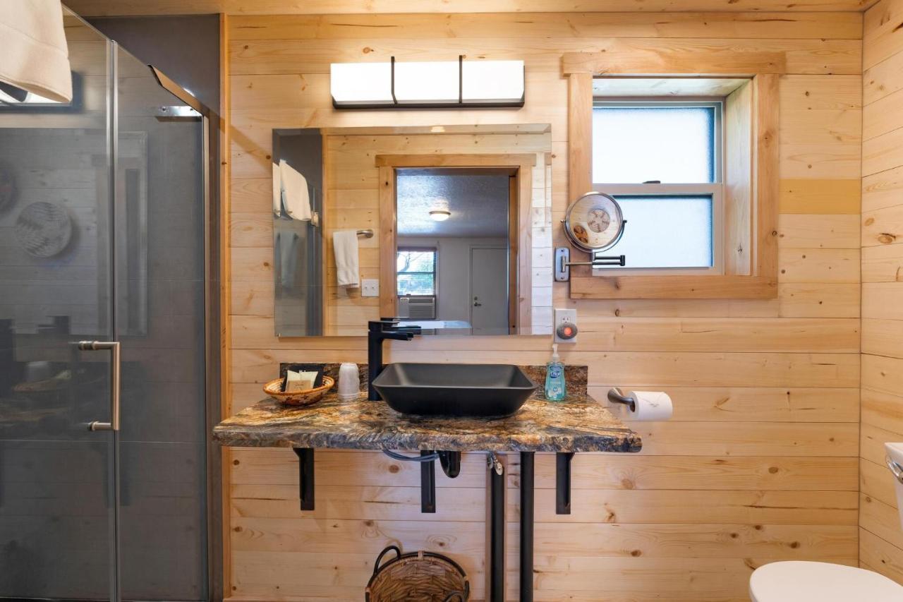 Stone Lizard Lodge Бландинг Екстериор снимка