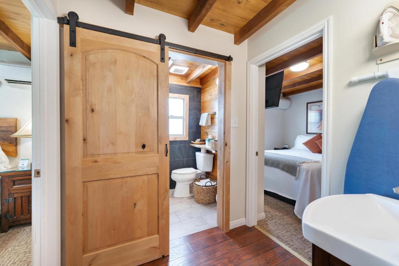 Stone Lizard Lodge Бландинг Екстериор снимка