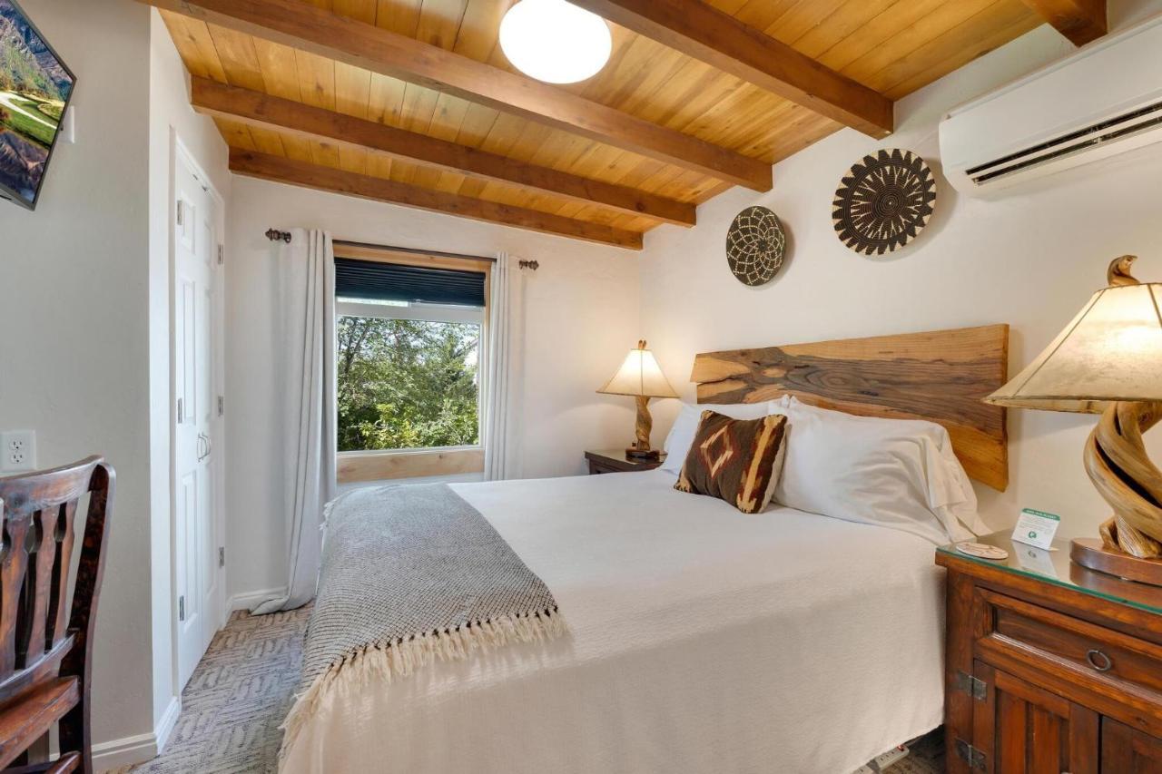 Stone Lizard Lodge Бландинг Екстериор снимка