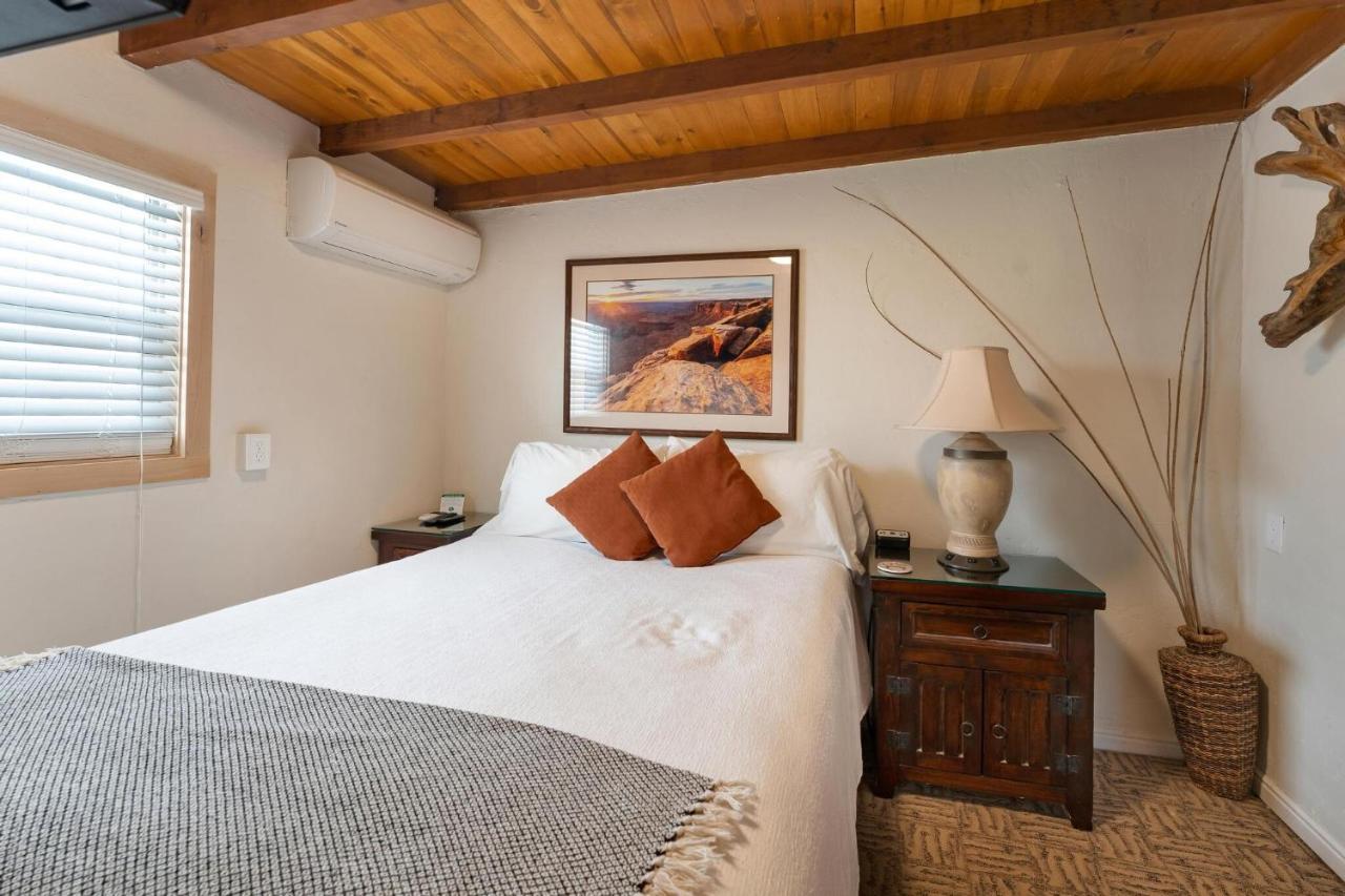 Stone Lizard Lodge Бландинг Екстериор снимка