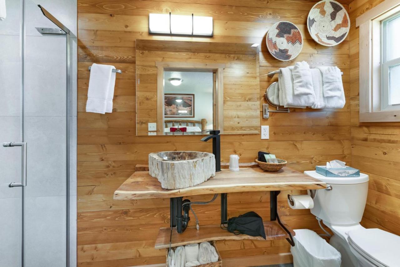 Stone Lizard Lodge Бландинг Екстериор снимка