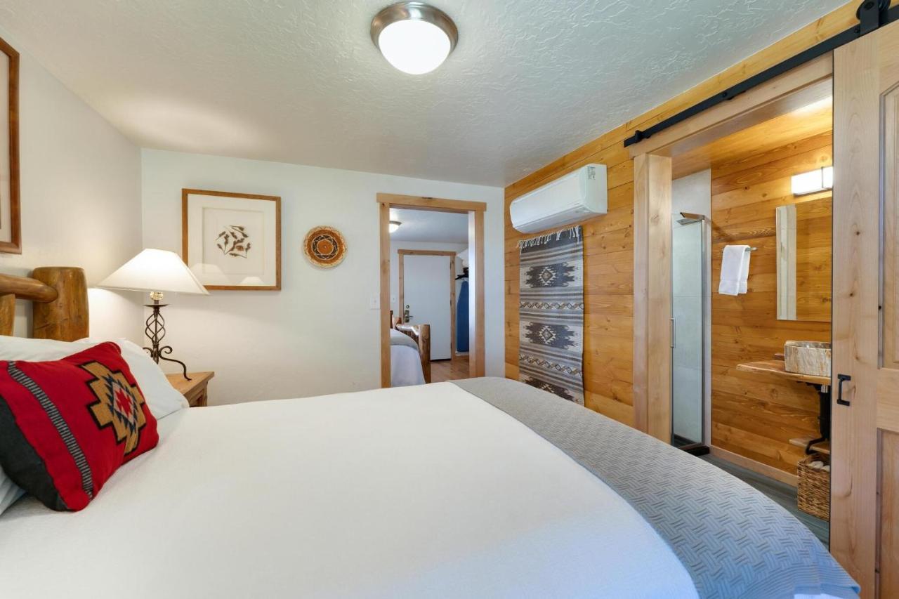 Stone Lizard Lodge Бландинг Екстериор снимка