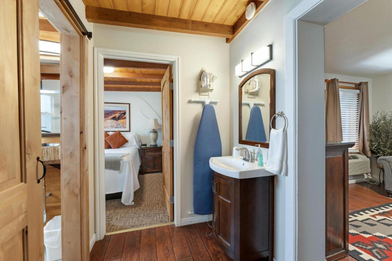 Stone Lizard Lodge Бландинг Екстериор снимка