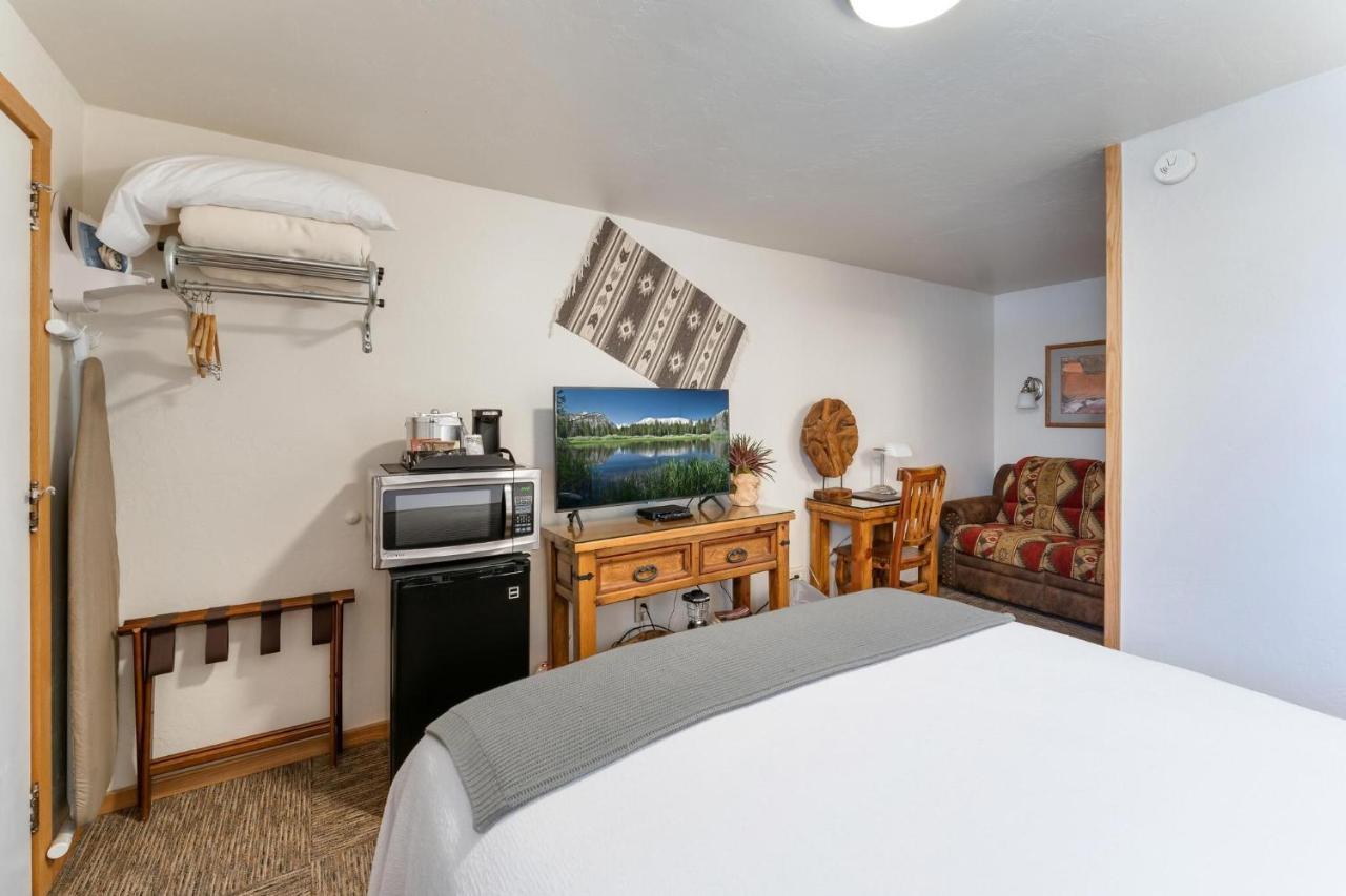 Stone Lizard Lodge Бландинг Екстериор снимка