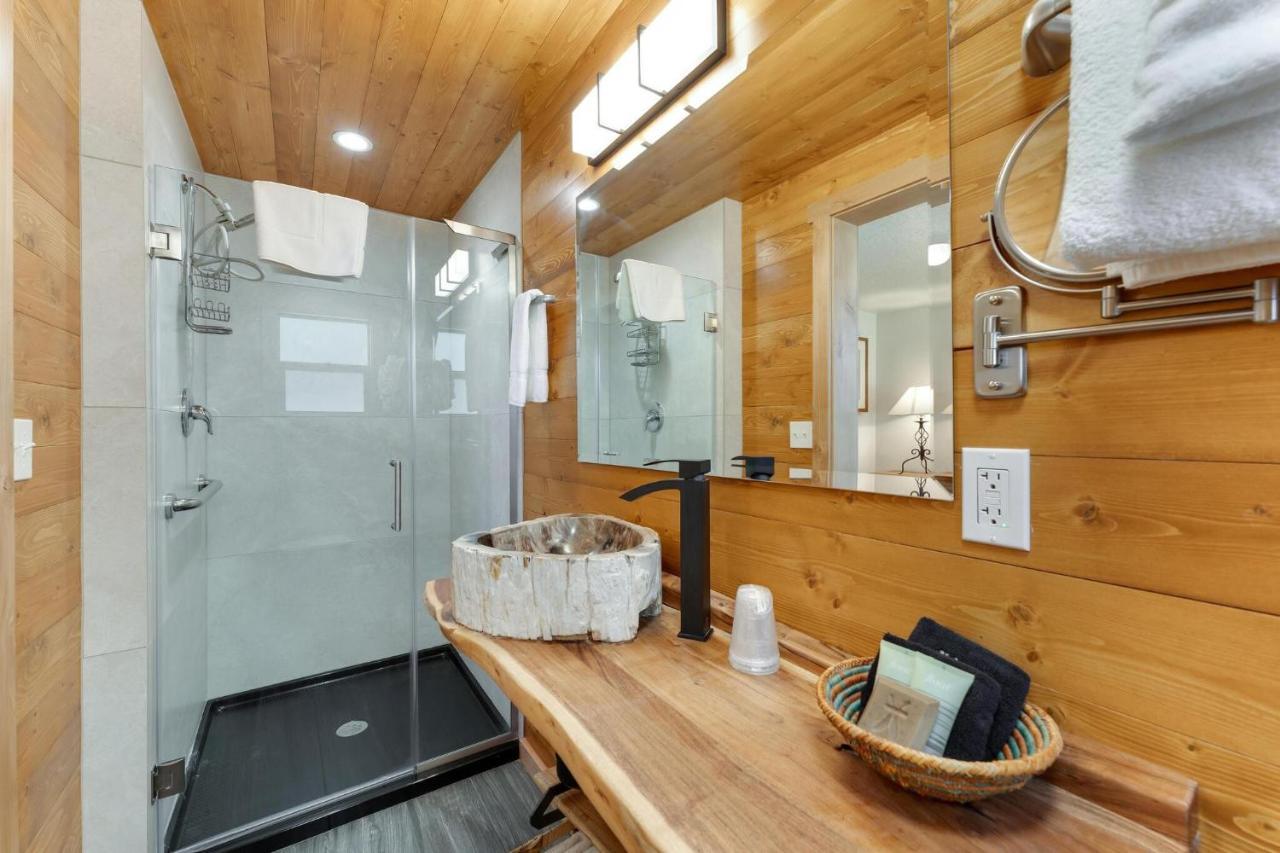 Stone Lizard Lodge Бландинг Екстериор снимка