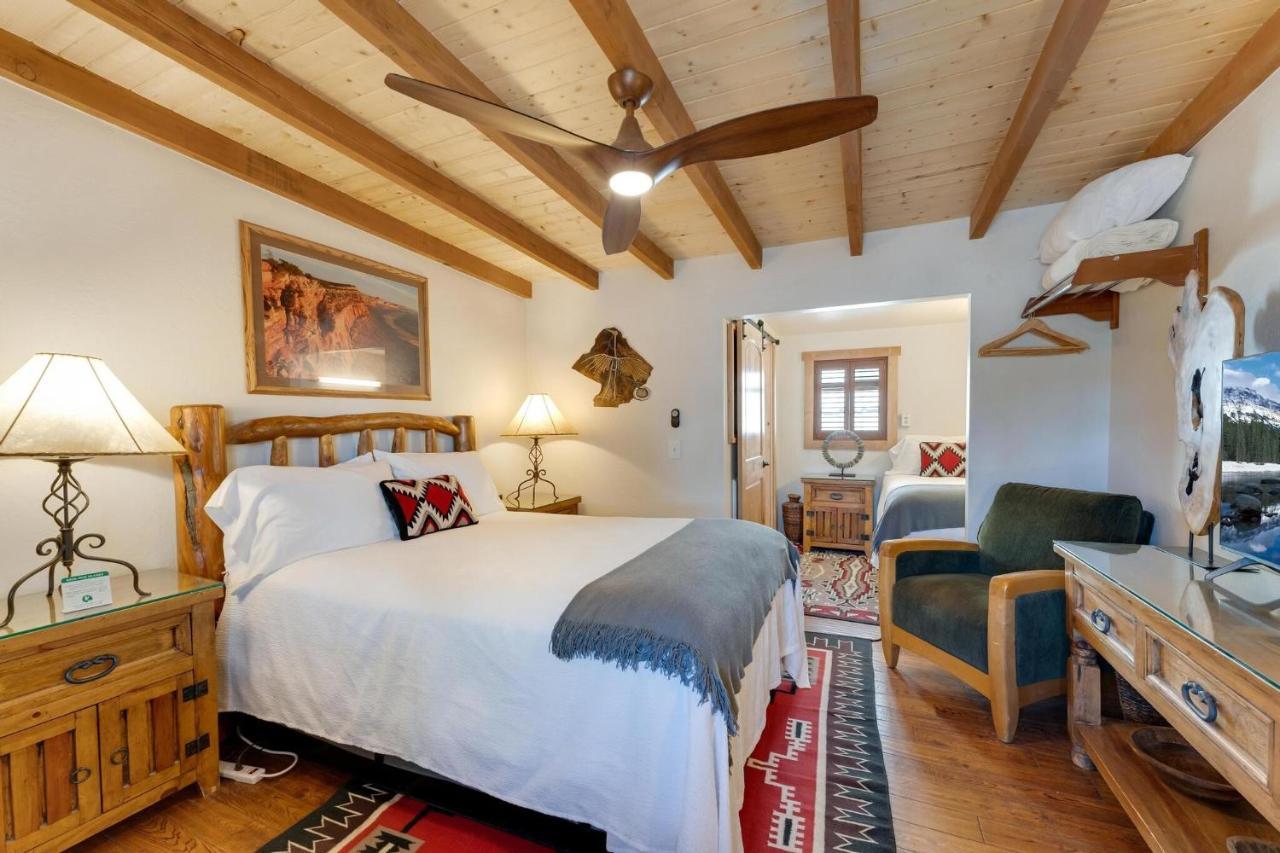 Stone Lizard Lodge Бландинг Екстериор снимка