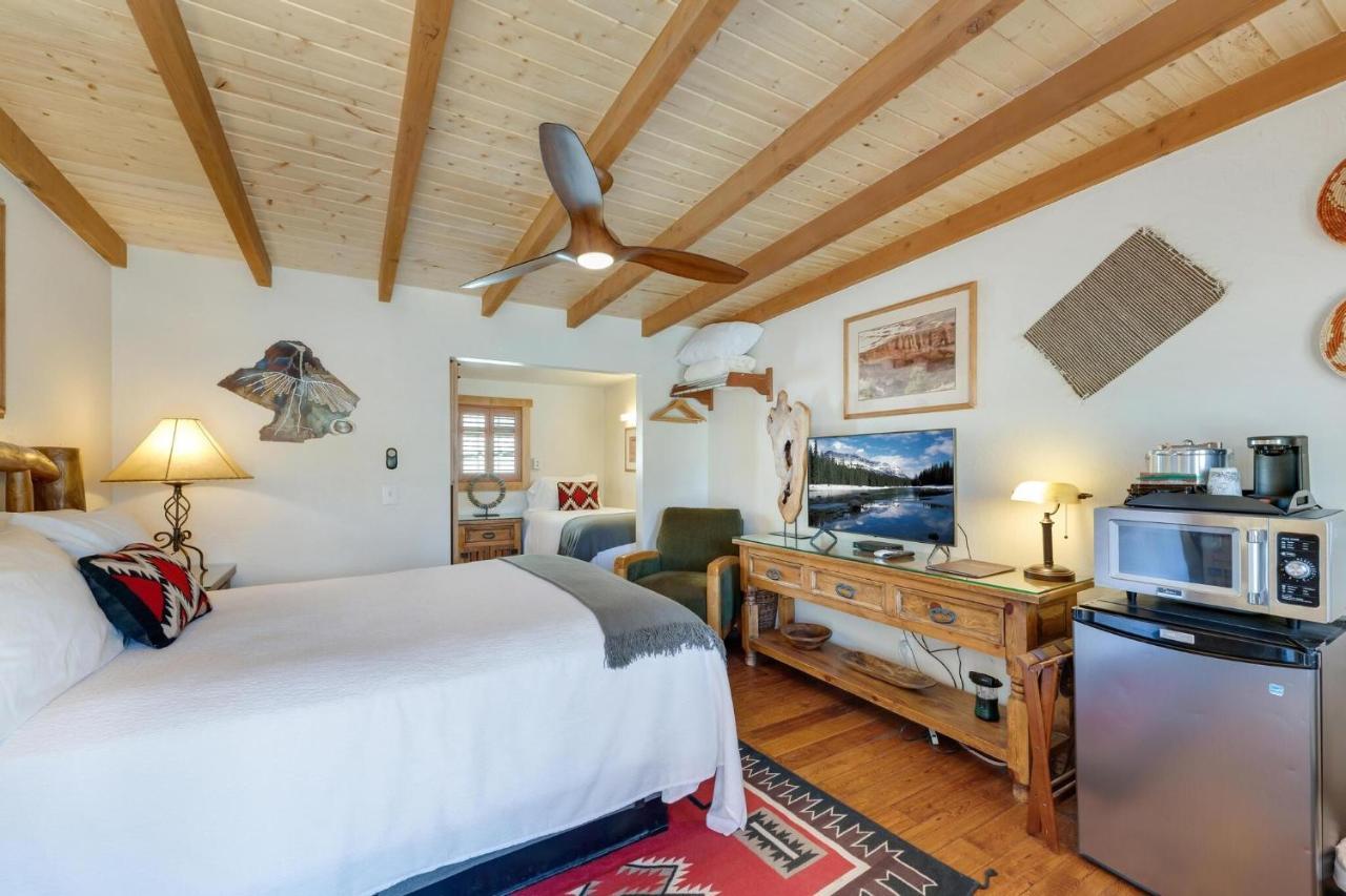 Stone Lizard Lodge Бландинг Екстериор снимка