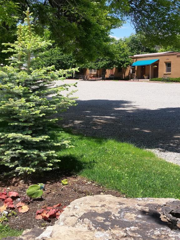 Stone Lizard Lodge Бландинг Екстериор снимка