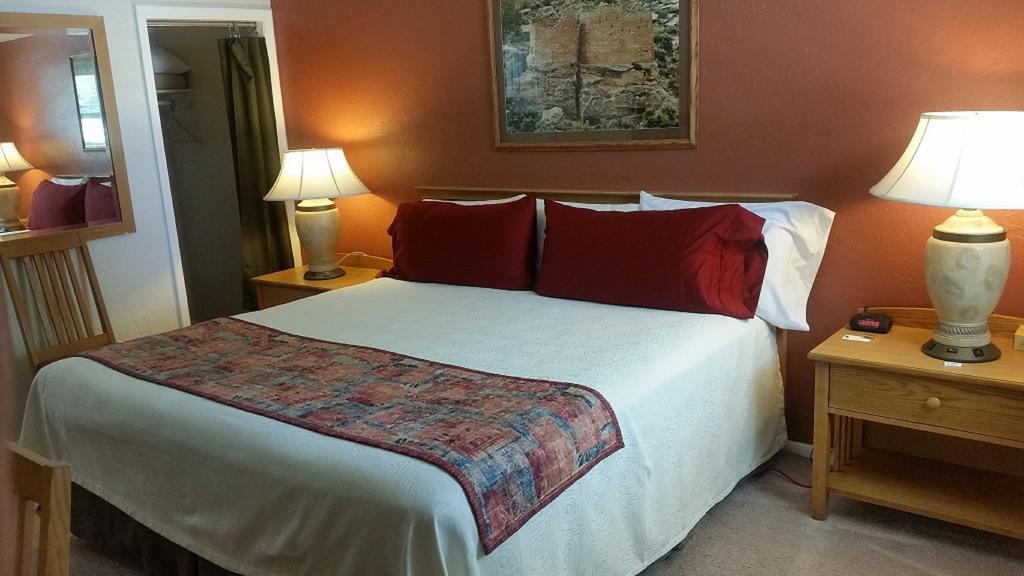 Stone Lizard Lodge Бландинг Екстериор снимка