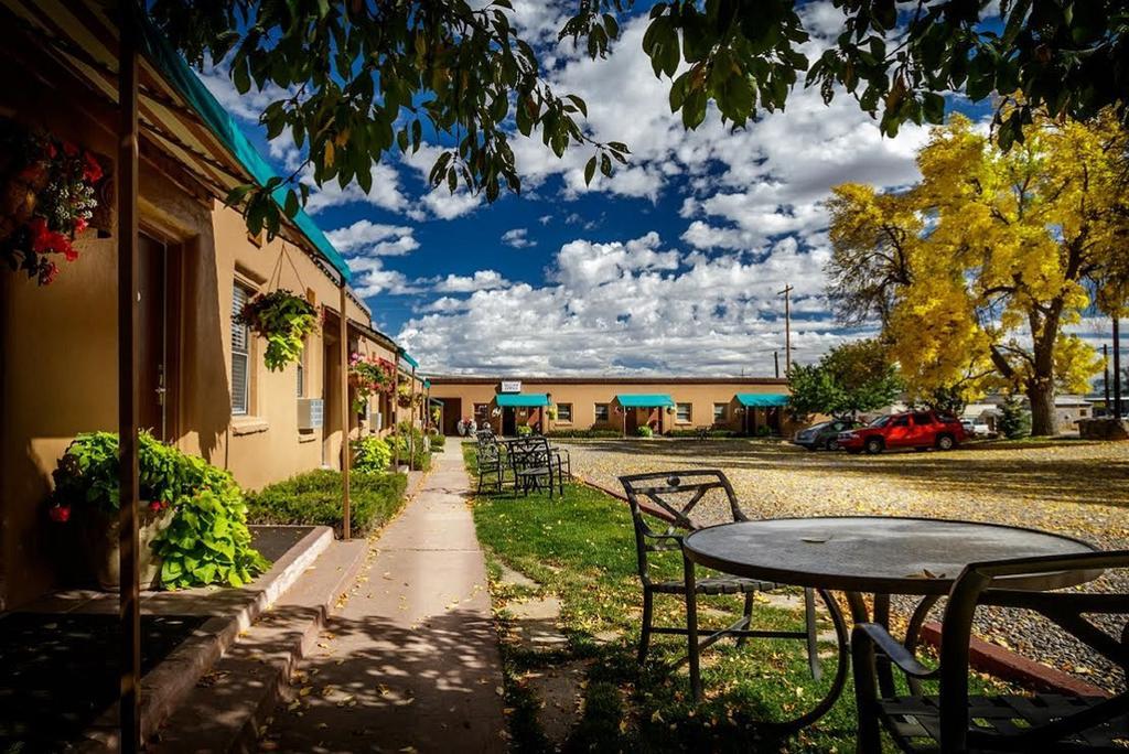 Stone Lizard Lodge Бландинг Екстериор снимка