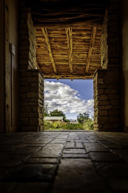 Stone Lizard Lodge Бландинг Екстериор снимка