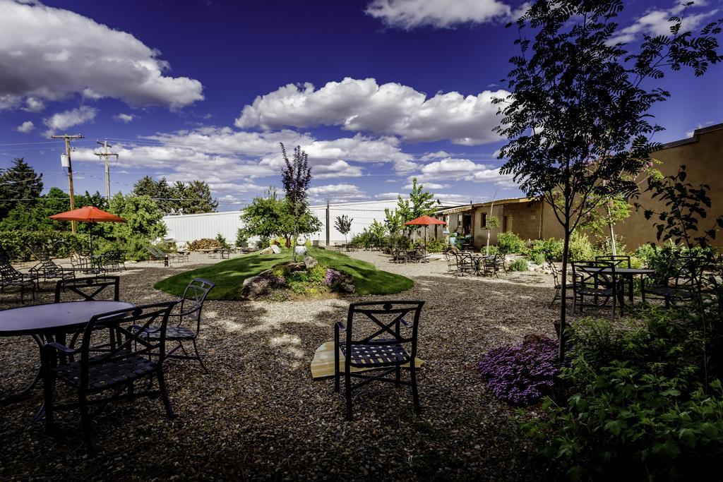Stone Lizard Lodge Бландинг Екстериор снимка