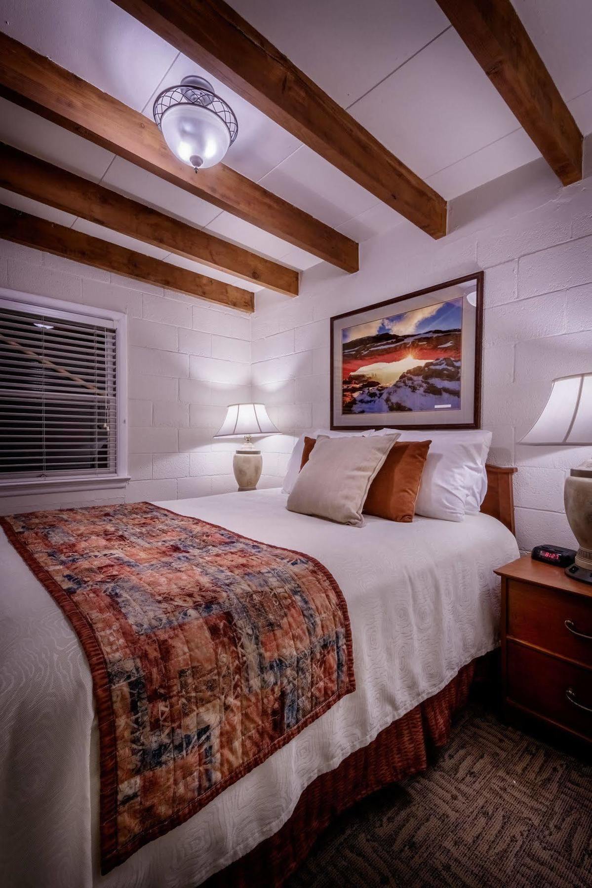 Stone Lizard Lodge Бландинг Екстериор снимка