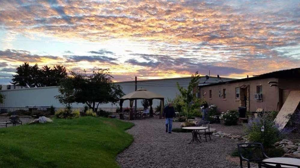 Stone Lizard Lodge Бландинг Екстериор снимка