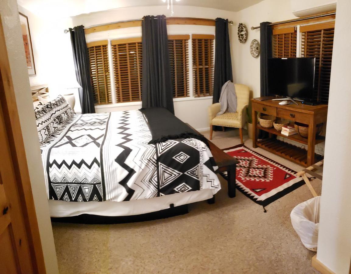 Stone Lizard Lodge Бландинг Екстериор снимка