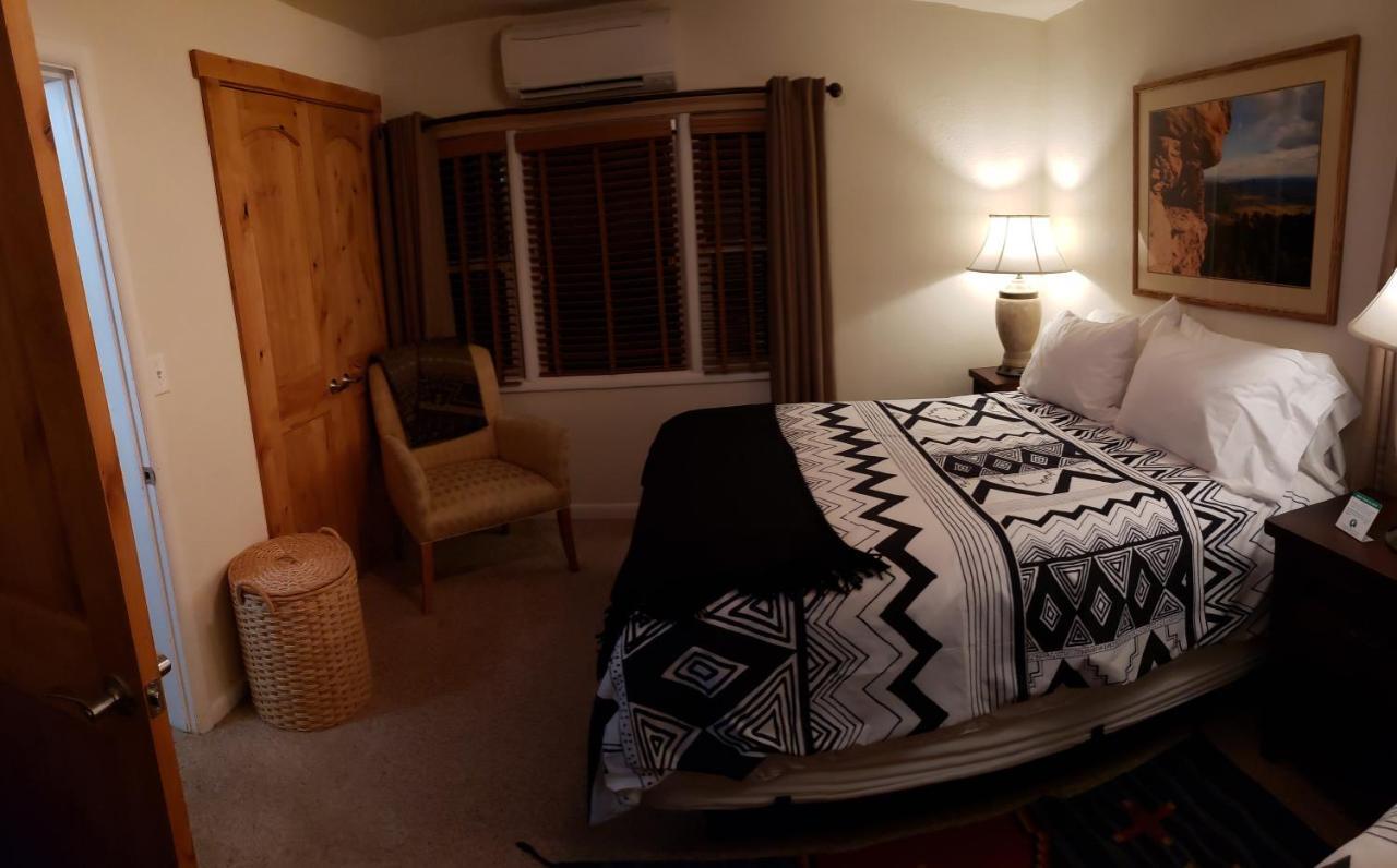 Stone Lizard Lodge Бландинг Екстериор снимка