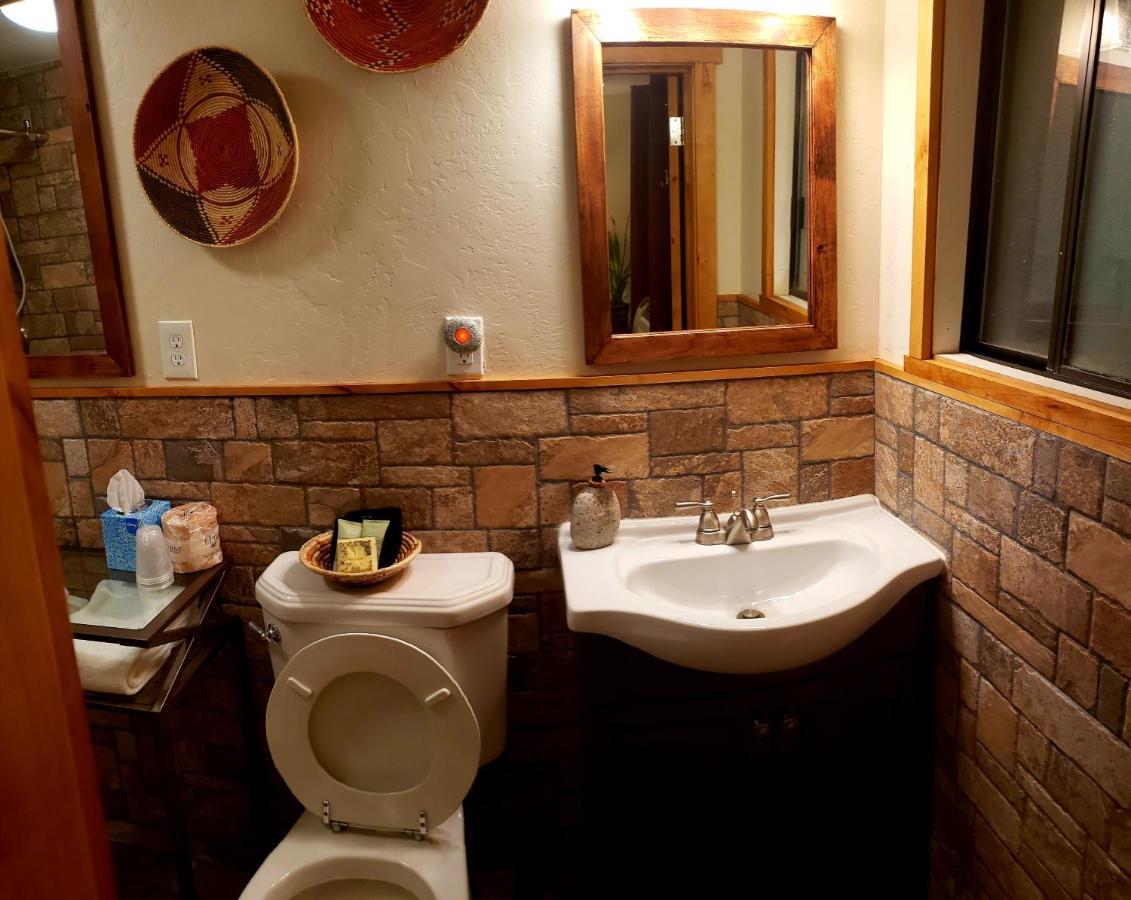 Stone Lizard Lodge Бландинг Екстериор снимка