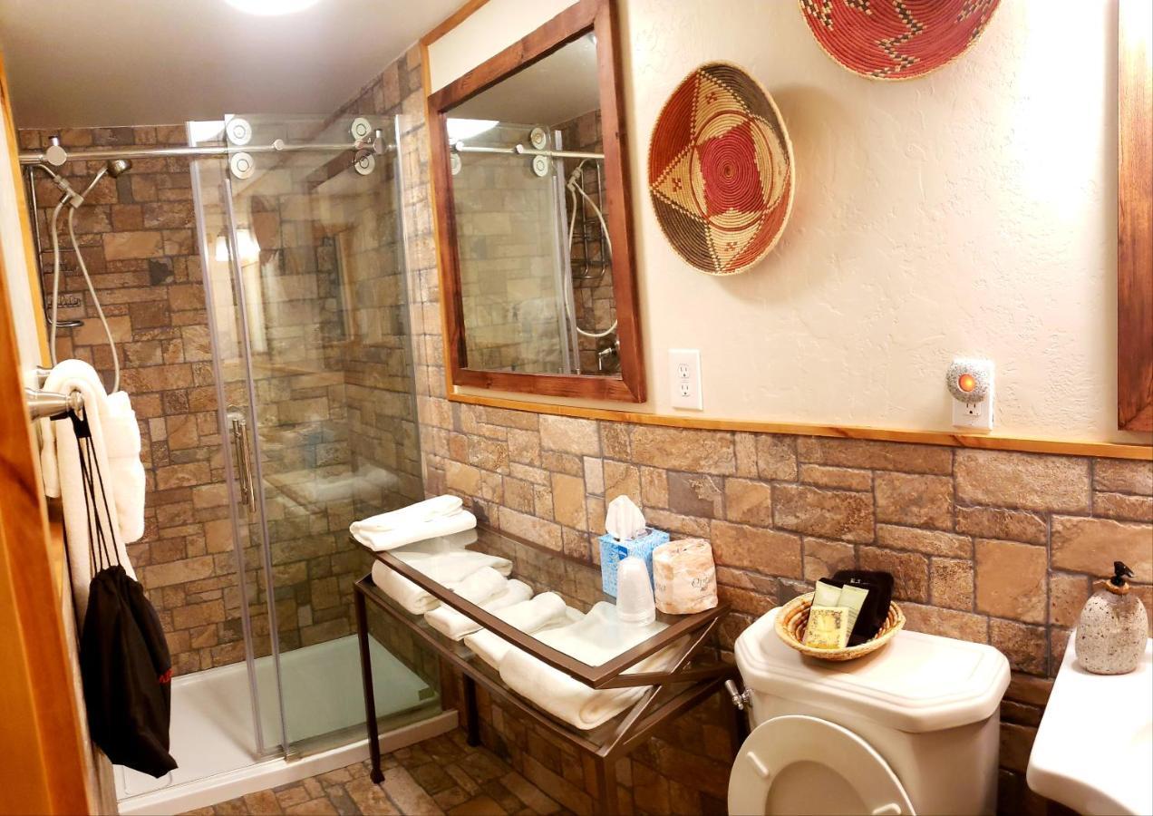 Stone Lizard Lodge Бландинг Екстериор снимка